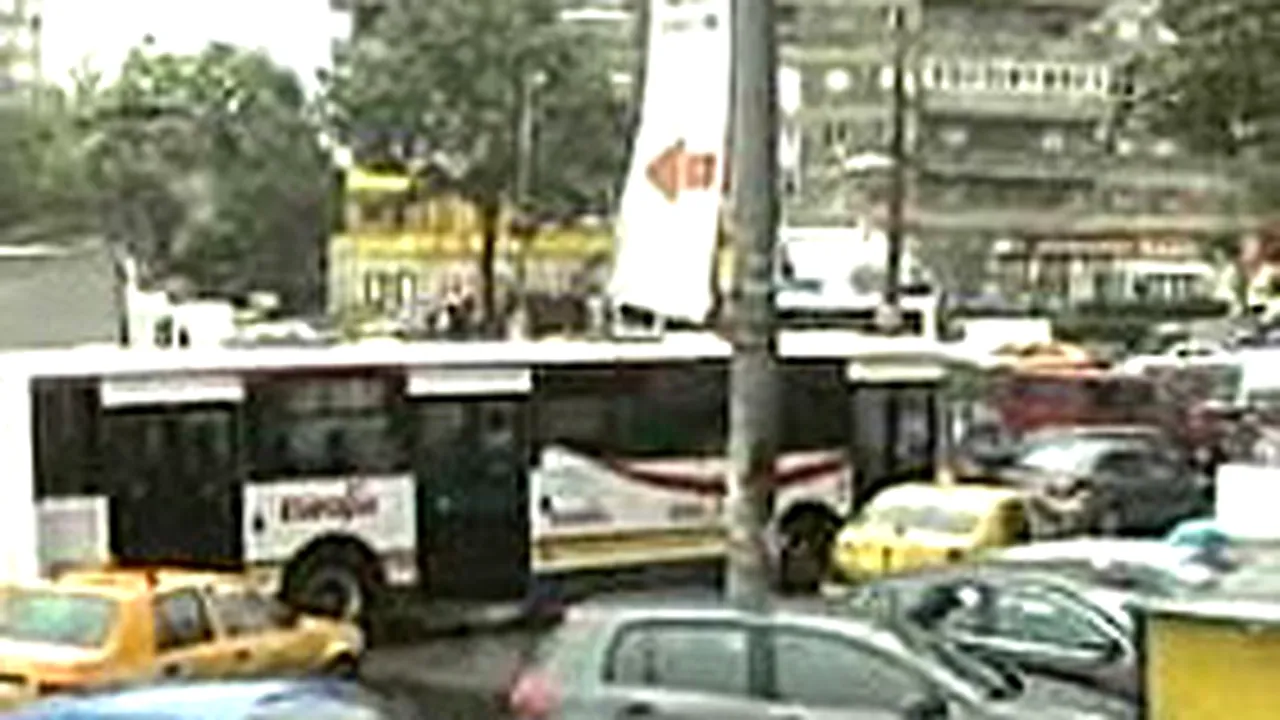 Blocaj rutier, străzi surpate şi inundaţii în Capitală