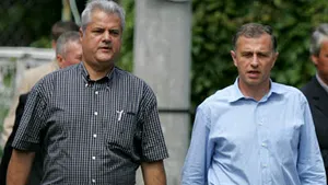 Focus: Geoană şi Năstase au sădit pomi în curţile gospodarilor prahoveni