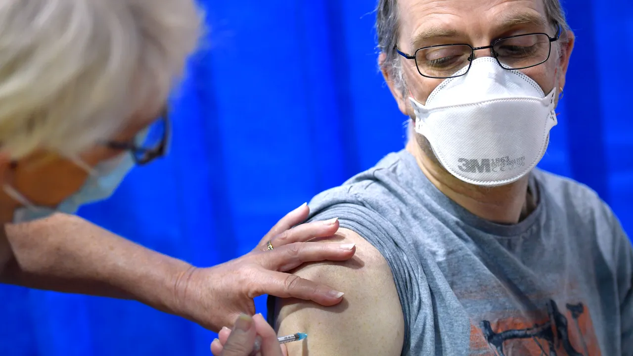 Peste 200 de persoane din Suceava au fost programate la aceeaşi oră pentru vaccinare. Marius Grămadă: ”A fost o problemă informatică”