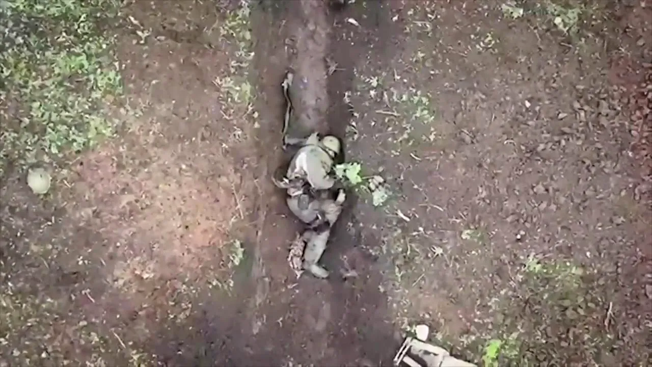 Lupta incredibilă pentru viaţă a unui soldat rus: lăsat singur în tranşee, prinde bombe aruncate de o dronă a Kievului