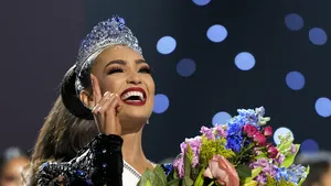 Miss SUA a purtat o pelerină confecţionată din sticle de plastic
