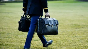 Trump şi valiza nucleară. Cum s-a realizat transferul codurilor celei mai puternice arme din lume