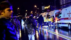 VIDEO Opt persoane,reţinute pentru presupuse legături cu atentatul de la un club de noapte din Istanbul/ Autorul este în continuare liber. Stat Islamic a revendicat atentatul