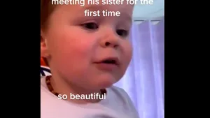 Reacţia emoţionantă a unui băieţel când îşi întâlneşte pentru prima dată sora mai mică, într-un video viral 
