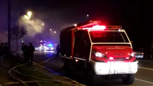 Incendiu puternic în gara din Caransebeş, izbucnit la trei vagoane şi extins la o clădire | VIDEO