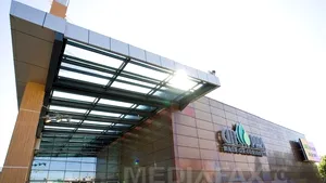 A intrat cu maşina într-un mall din Constanţa, pentru a feri de ploaie un televizor proaspăt cumpărat. FOTO, în articol