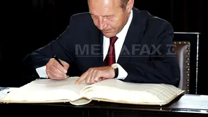 Preşedintele Băsescu a decorat un primar slovac pentru îngrijirea mormintelor soldaţilor români