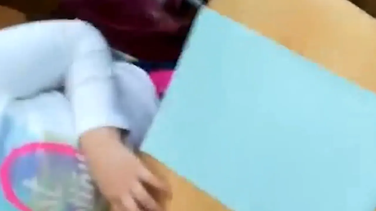 Copii terorizaţi de o învăţătoare din Capitală care s-a filmat când ţipă la ei. Inspectoratul îi cere şcolii să o cerceteze disciplinar | VIDEO