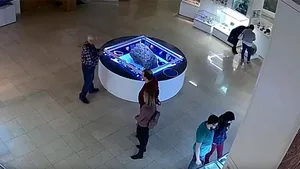 Misterul sticlei care a levitat într-un muzeu, în acest weekend. Corpul peste care era aşezată nu e de pe această planetă | VIDEO