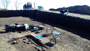 Descoperire istorică, făcută în timpul unor săpături pentru un proiect imobiliar în Prahova. „Suntem convinşi că în mijloc este un mormânt preistoric” | VIDEO