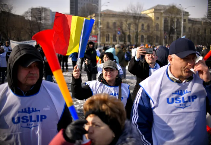 VIDEO Sindicatele din învățământ protestează în fața Guvernului. ANOSR se alătură manifestației / Ce solicită sindicatele prin acest protest
