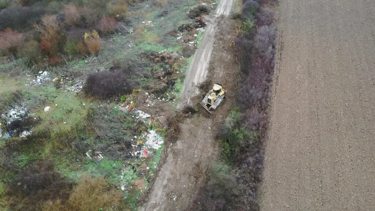 Excavator confiscat în Bihor după ce drona Gărzii de Mediu l-a prins că îngropa deșeuri ilegal