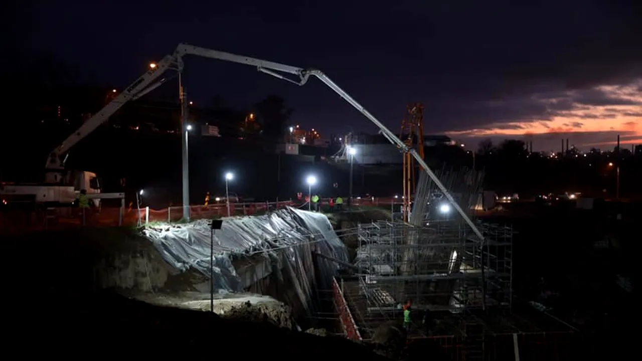 Operaţiune nocturnă la Galaţi. Peste o sută de camioane transportă beton pentru piciorul unui pod 