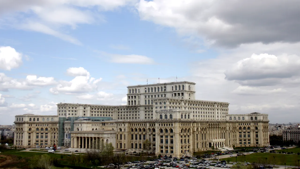 Angajaţii Senatului României, nemulţumiţi de majorarea salarială propusă de Guvern