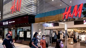 Acţiunile H&M au crescut cu 16% după ce compania a înregistrat un profit neaşteptat de mare în primul trimestru al acestui an. „Este încă destul de greu, dar vedem evoluţii pozitive”