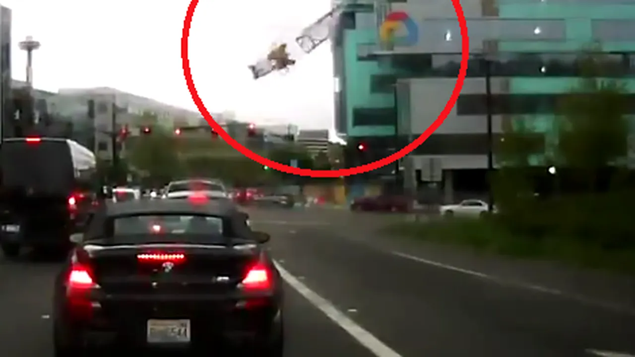 Momentul şocant în care o macara se PRĂBUŞEŞTE peste o stradă aglomerată. Mai mulţi oameni au murit în urma incidentului | VIDEO