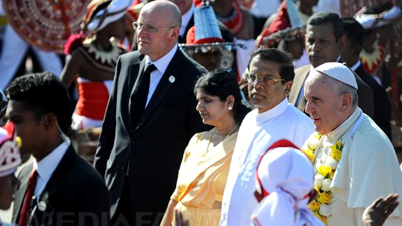 Papa Francisc îndeamnă la respectarea drepturilor omului în Sri Lanka, la sosirea în ţară