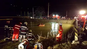 Mama a doi tineri aflaţi în microbuzul care a căzut în râul Bistriţa: Au plecat să facă şi ei un ban. La negru lucrau, de unde cărţi de muncă