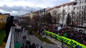 Protest în faţa Ministerului Mediului din Viena, faţă de tăierea pădurilor din România. Ce le cer oamenii companiilor austriece | VIDEO