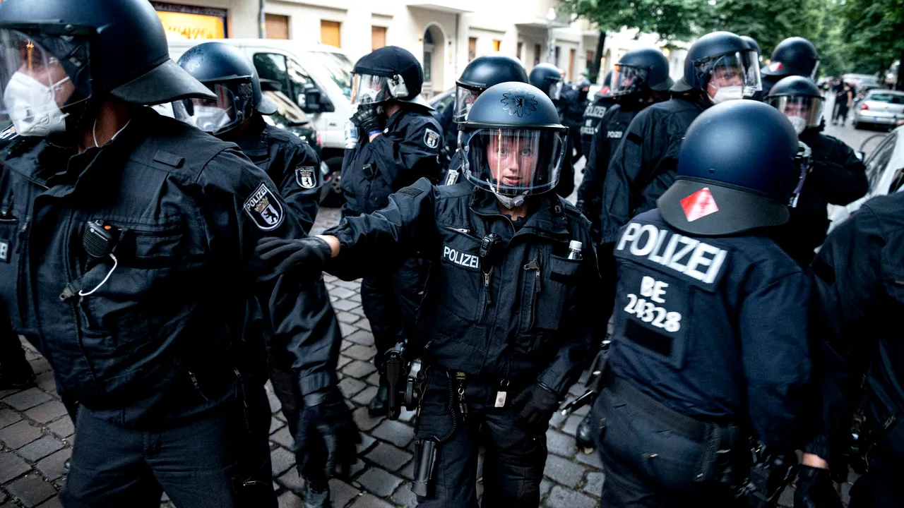 NYT: Amploarea pericolului grupurilor extremiste în Germania. Militanţii sunt infiltraţi în instituţii