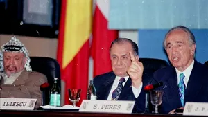 Joi, 21 aprilie 1994 / 20:32:00 - Întîlnire Peres - Arafat la Bucureşti, în timpul Forumului Crans Montana