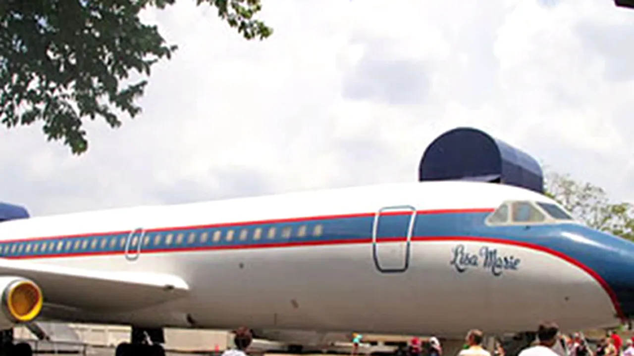 Avioanele personale ale lui Elvis Presley, scoase la licitaţie. Cum arată avionul botezat după numele fiicei cântăreţului - VIDEO