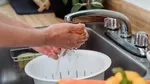 Cea mai bună metodă de spălare a fructelor și legumelor, conform experților