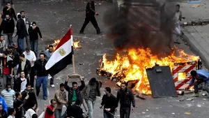 Cel puţin 125 morţi în urma protestelor din Egipt. Poliţia egipteană va reveni în oraşe, după două zile de absenţă - FOTO, VIDEO