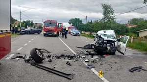 Neamț: O persoană încarcerată în urma unui accident între trei mașini