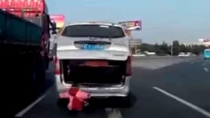 Un copil de doi ani a căzut dintr-o maşină pe un drum aglomerat, în China. VIDEO