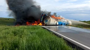 FOTO O autocisternă a luat foc pe o şosea din judeţul Brăila. Traficul este blocat