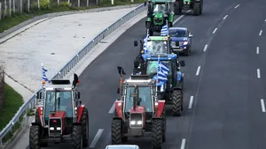 Fermierii greci au protestat pentru a doua zi cu tractoare în faţa parlamentului