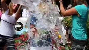 Halep i-a turnat apă pe cap directorului turneului de la New Haven, în cadrul unei campanii umanitare - VIDEO