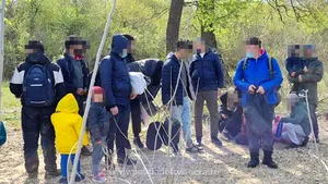 18 afgani, prinşi în Mehedinţi după ce au trecut ilegal Dunărea din Serbia cu o barcă 