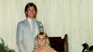 Cum arătau celebrităţile de la Hollywood la balul lor de absolvire. Poze inedite cu Brad Pitt, Gwen Stefany şi Jimmy Fallon - FOTO