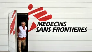 Violenţele bandelor de stradă cuprind Haiti.  Organizaţia „Medicină fără frontiere” închide temporar un spital din motive ce ţin de siguranţa pacienţilor