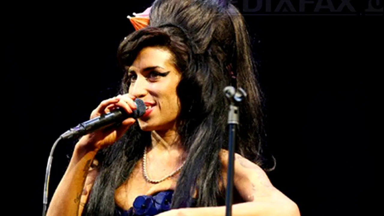 Amy Winehouse, huiduită de publicul din Belgrad, după ce s-a urcat beată pe scenă - VIDEO