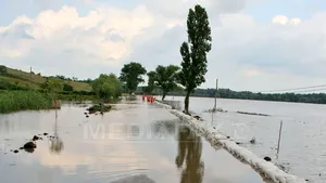 Cota de inundaţie pe râul Prut, depăşită la intrarea în ţară