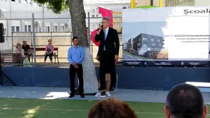 Florentin Pandele s-a urcat pe un scaun pentru a ţine discursul la deschiderea anului şcolar