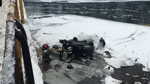 Accident grav la Vatra Dornei: o mașină s-a răsturnat în albia râului Bistrița. Șase persoane, între care patru copii, au fost duse la spital