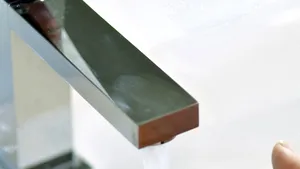 Un elev s-a închis în toaleta şcolii şi a ameninţat că dă foc instituţiei de învăţământ. Asupra lui s-au găsit şase cuţite