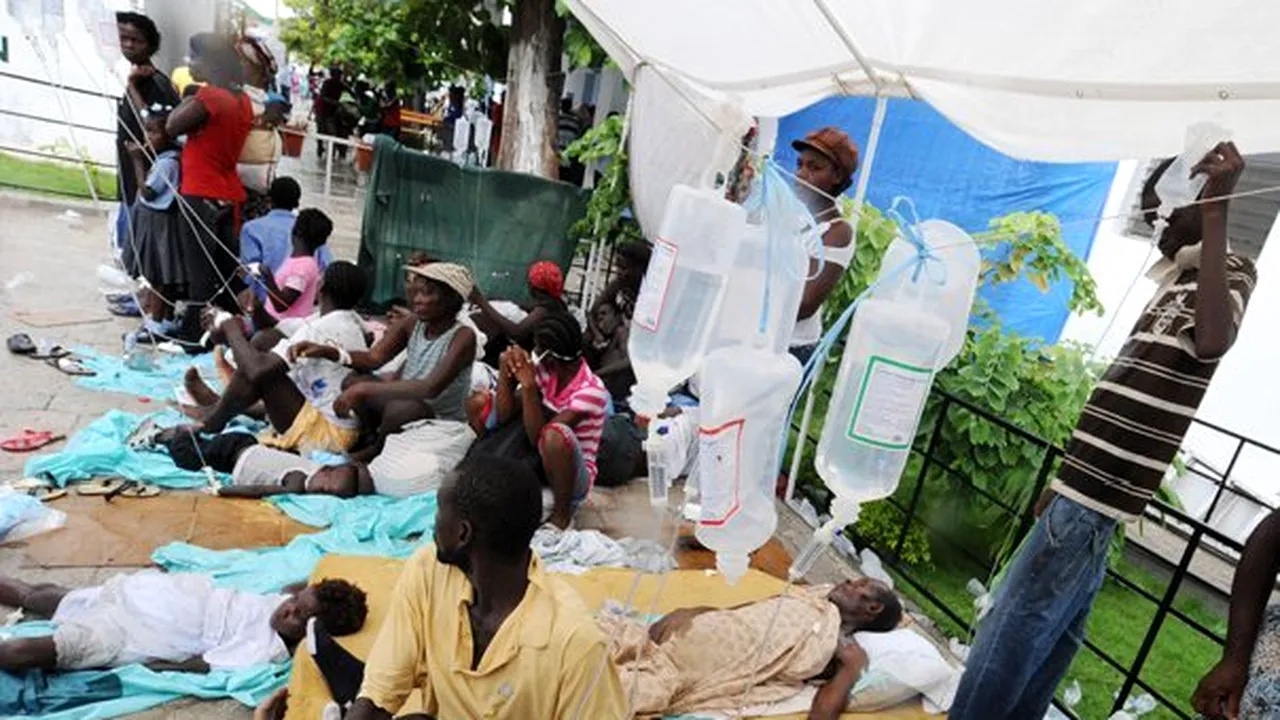 Holera provoacă moartea a 220 de persoane în Haiti şi ajunge în capitală