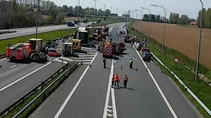 Un mort şi zeci de răniţi într-un accident între un autocar şi două camioane, în Belgia