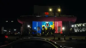 Drapelul Ucrainei şi imagini simbol pentru pace sunt proiectate pe faţada Teatrului I.L. Caragiale