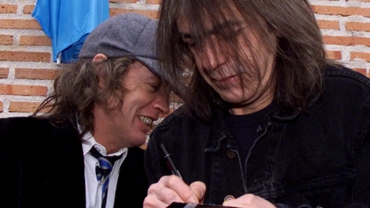 Chitaristul Malcolm Young părăseşte trupa AC/DC din cauza unei probleme de sănătate