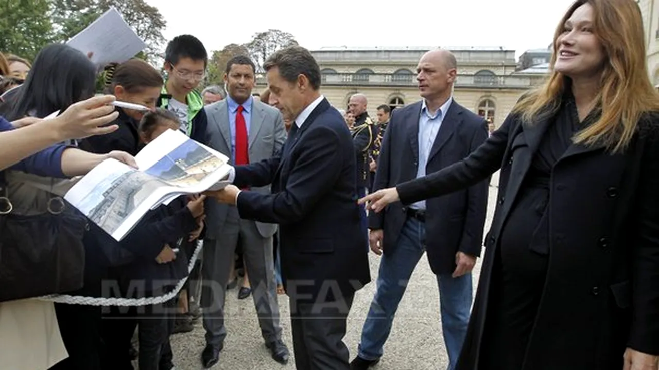 Nicolas Sarkozy şi Carla Bruni au făcut o baie de mulţime la Palatul Elysée