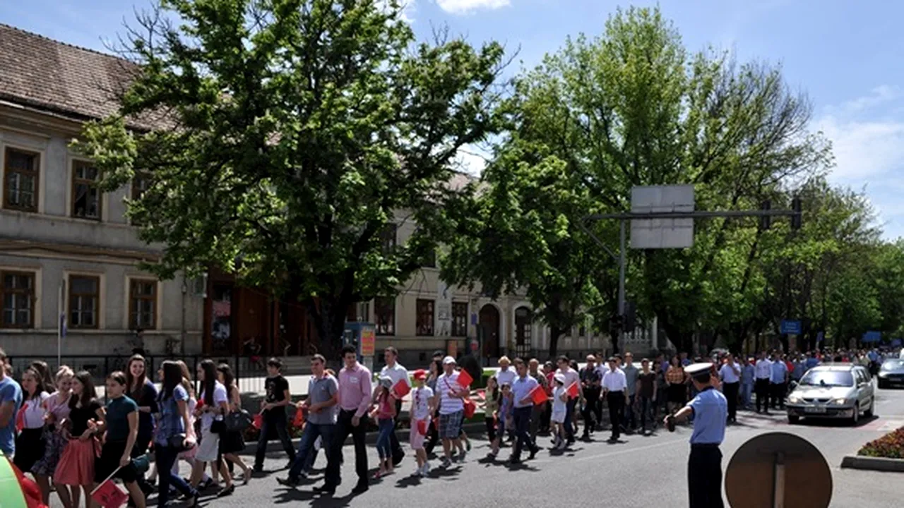 Bistriţa: Copiii de pe Valea Bârgăului, îmbrăcaţi în costume populare, au vestit Învierea Domnului - FOTO