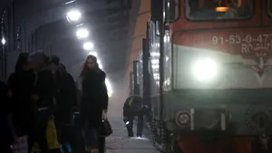 CFR Călători: Mai multe trenuri, ANULATE. Întârzieri de zeci de minute în Gara de Nord: TABELA Sosiri- Plecări / TRAFICUL AERIAN grav perturbat de viscol. O cursă de pe Aeroportul Otopeni şi una din Craiova, ANULATE
