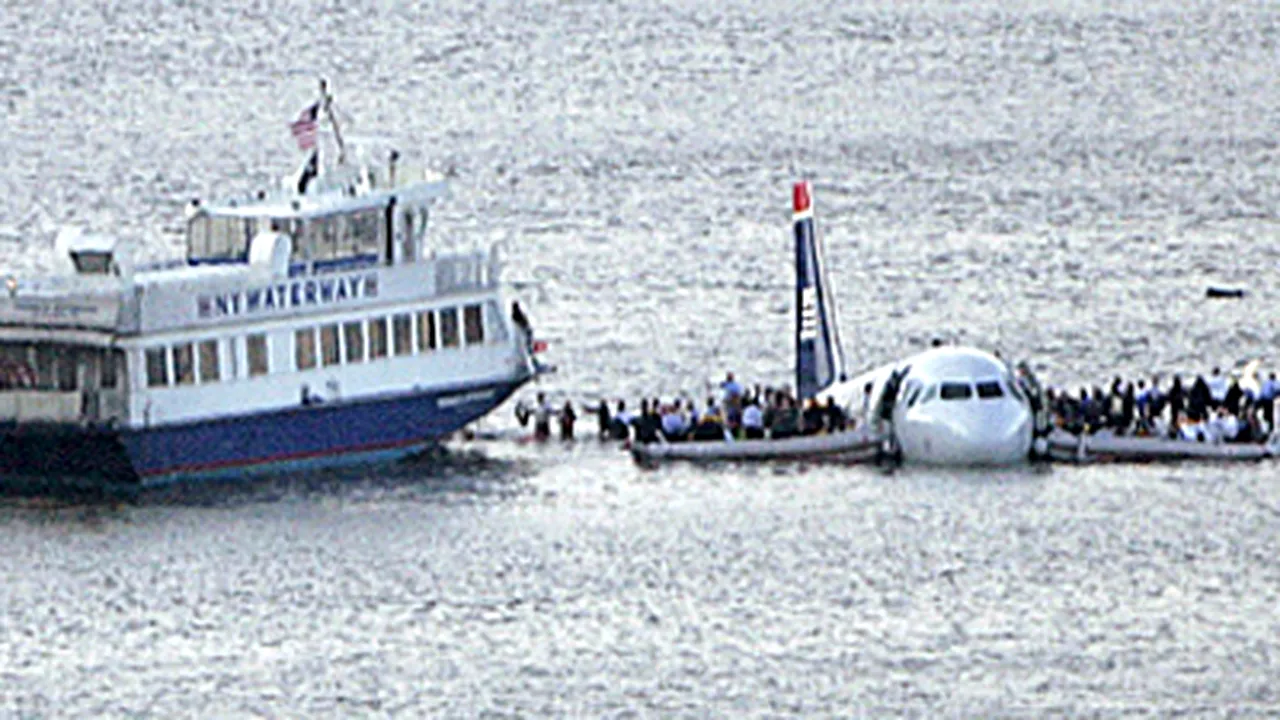 Un avion s-a prăbuşit într-un râu din New York