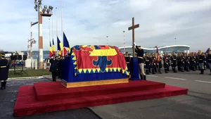 Regele Mihai s-a întors pentru totdeauna în România | Corpul neînsufleţit al fostului suveran a ajuns la Castelul Peleş/ Scurtă slujbă ortodoxă, oficiată la sosirea pe Aeroportul Otopeni/ Clopotele bisericilor au sunat în toată ţara | FOTO, VIDEO